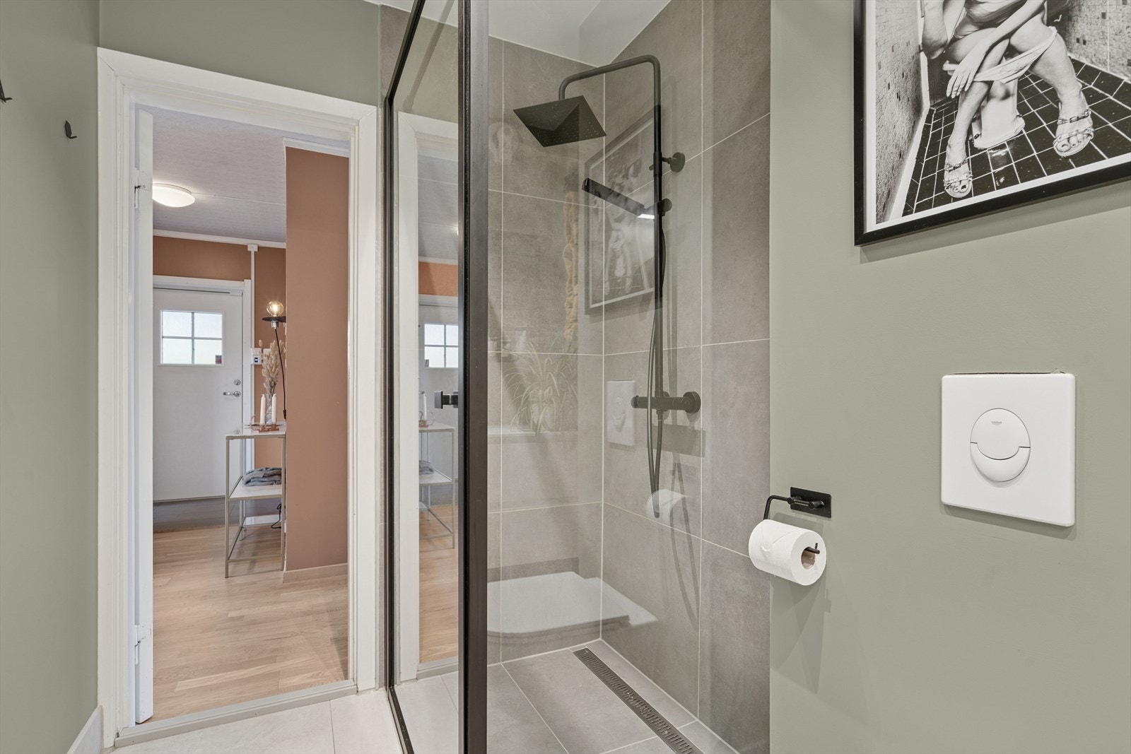 Badet ble oppgradert i 2020 med flislagt gulv m/varmekabler under og vegger med gips (våtromssystem med gipsstrier, sparkel og maling) Galleribilde