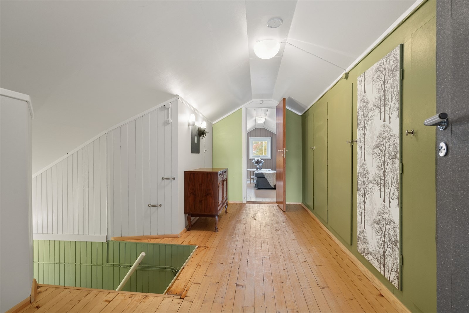Loftet er innredet med gang, soverom og loftstue - Det foreligger ingen dokumentasjon på innredning av loft og skal loftet benyttes som hoveddel må det søkes og godkjennes bruksendring Galleribilde