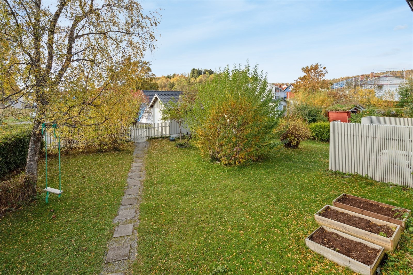 Flott hage med gressplen, plantekasser m.m. Galleribilde