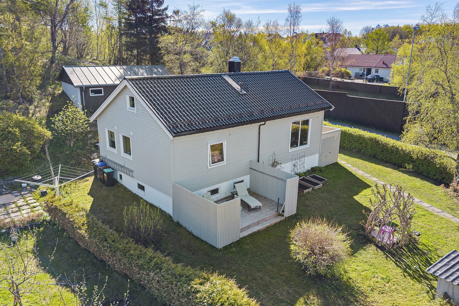 Mot vest er det etablert markterrasse med levegger rundt. Galleribilde