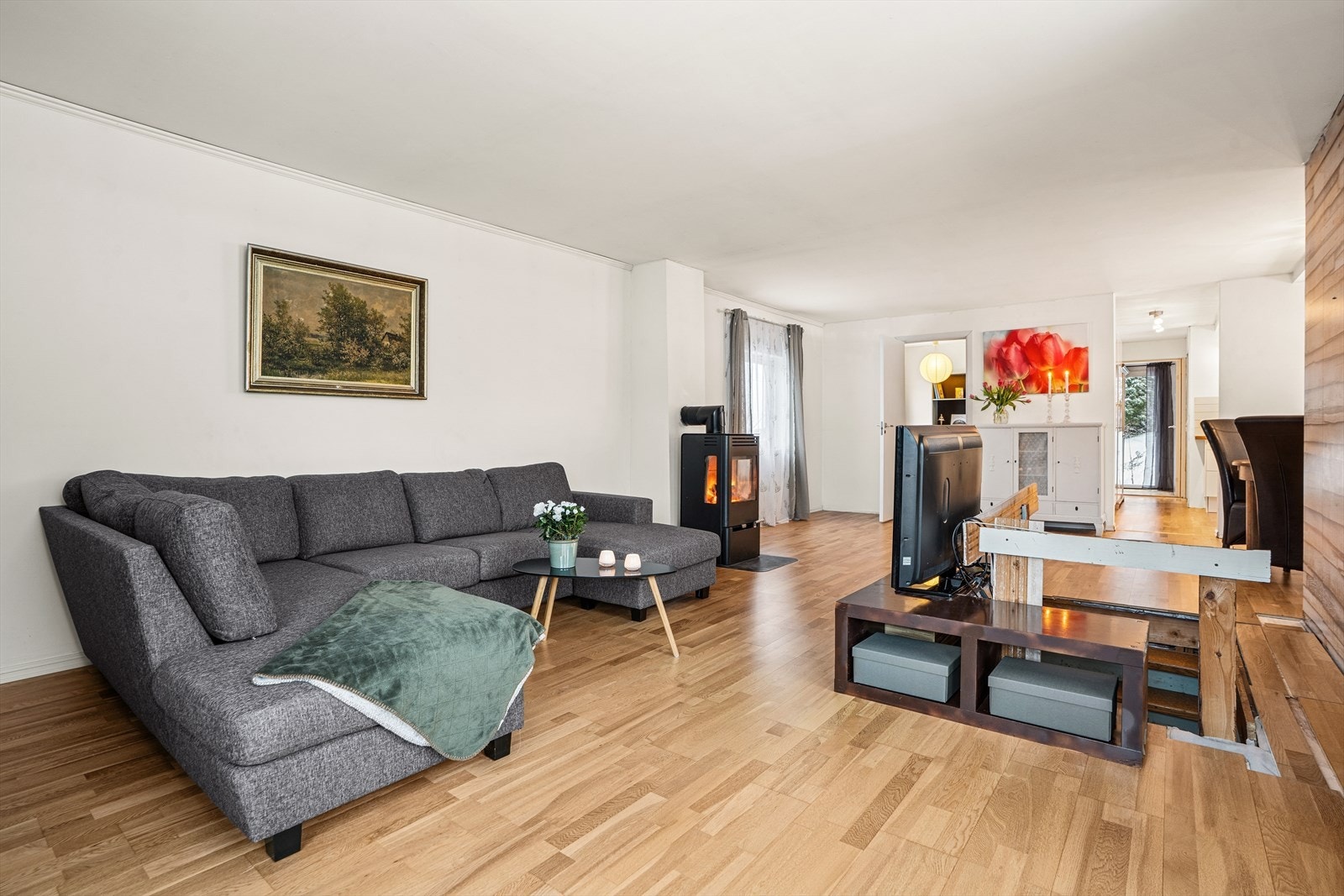 Stuen byr på gode muligheter til å innrede med flere sosiale soner. Galleribilde