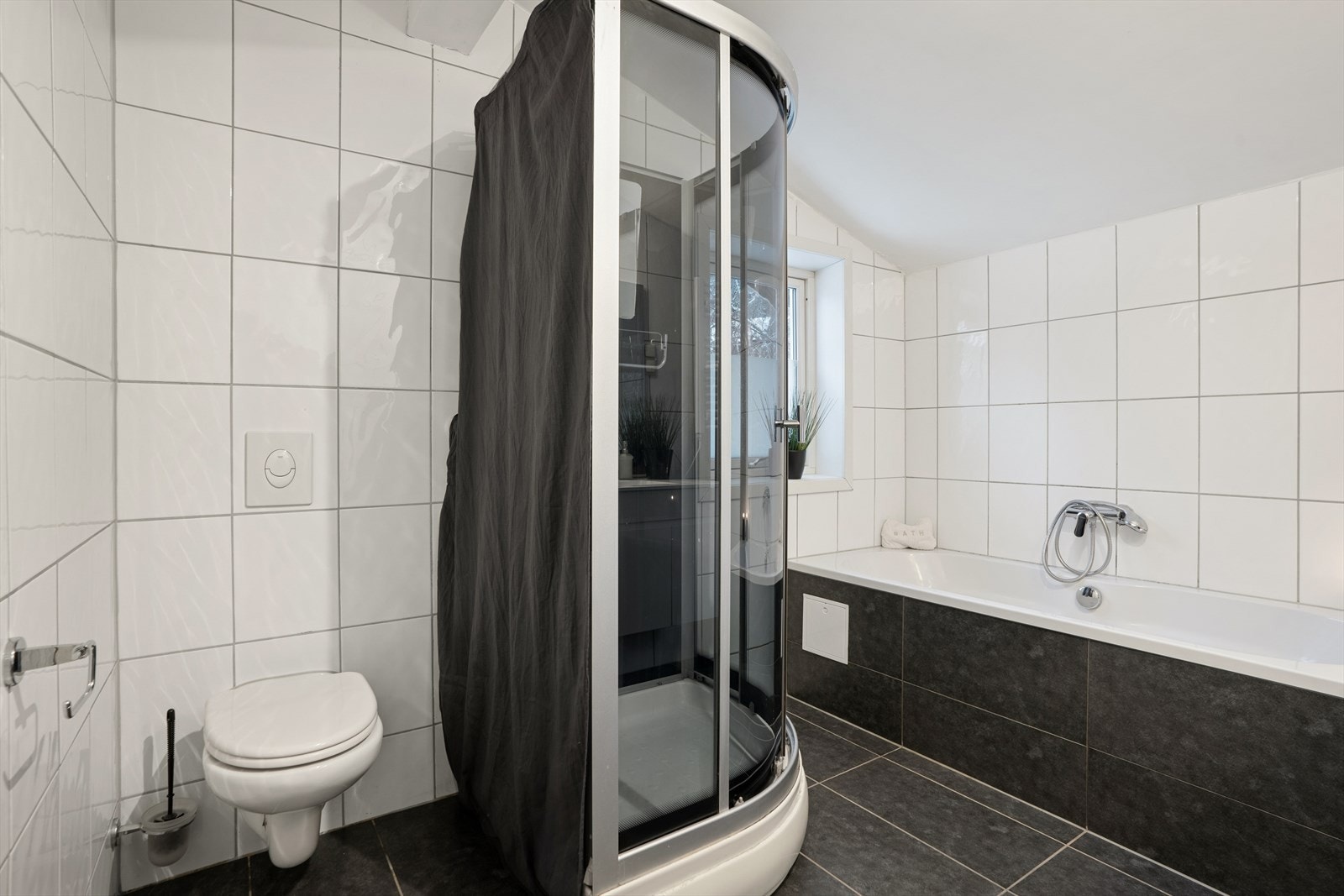 Badet, som er fra 2011, har flislagte vegger og gulv samt malt tak. Gulvet er utstyrt med elektriske varmekabler. Galleribilde