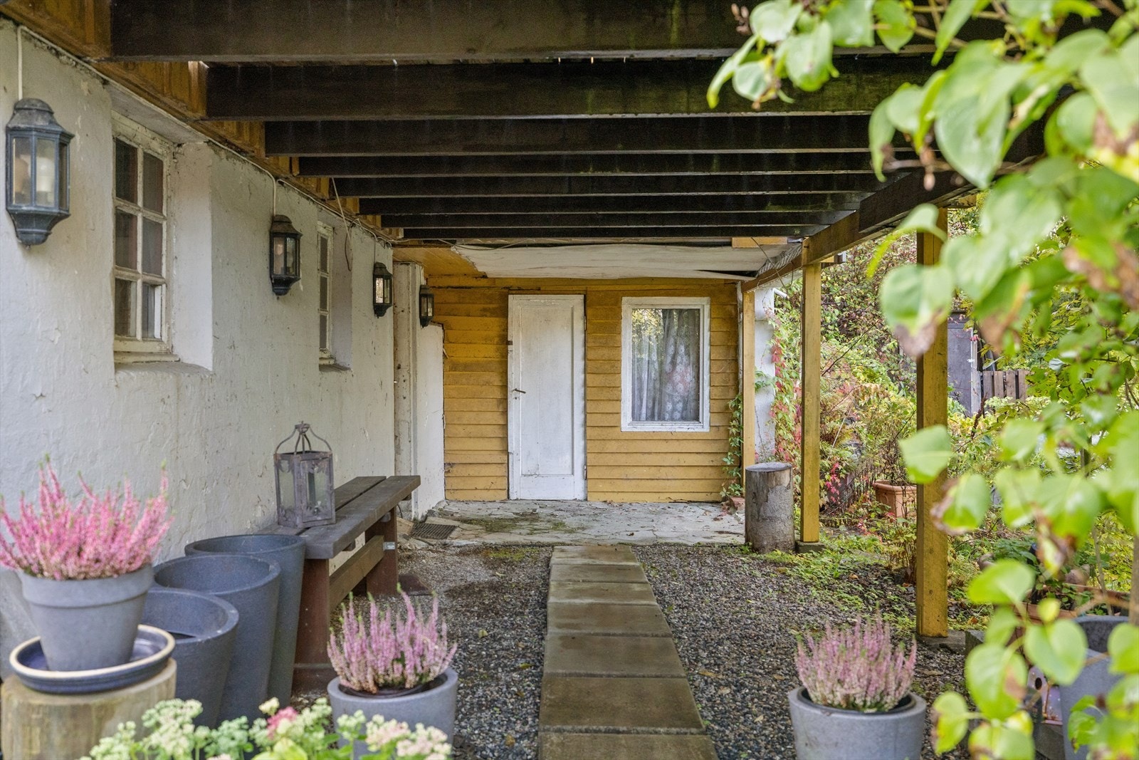 Hyggelig, overbygget inngangsparti. Galleribilde
