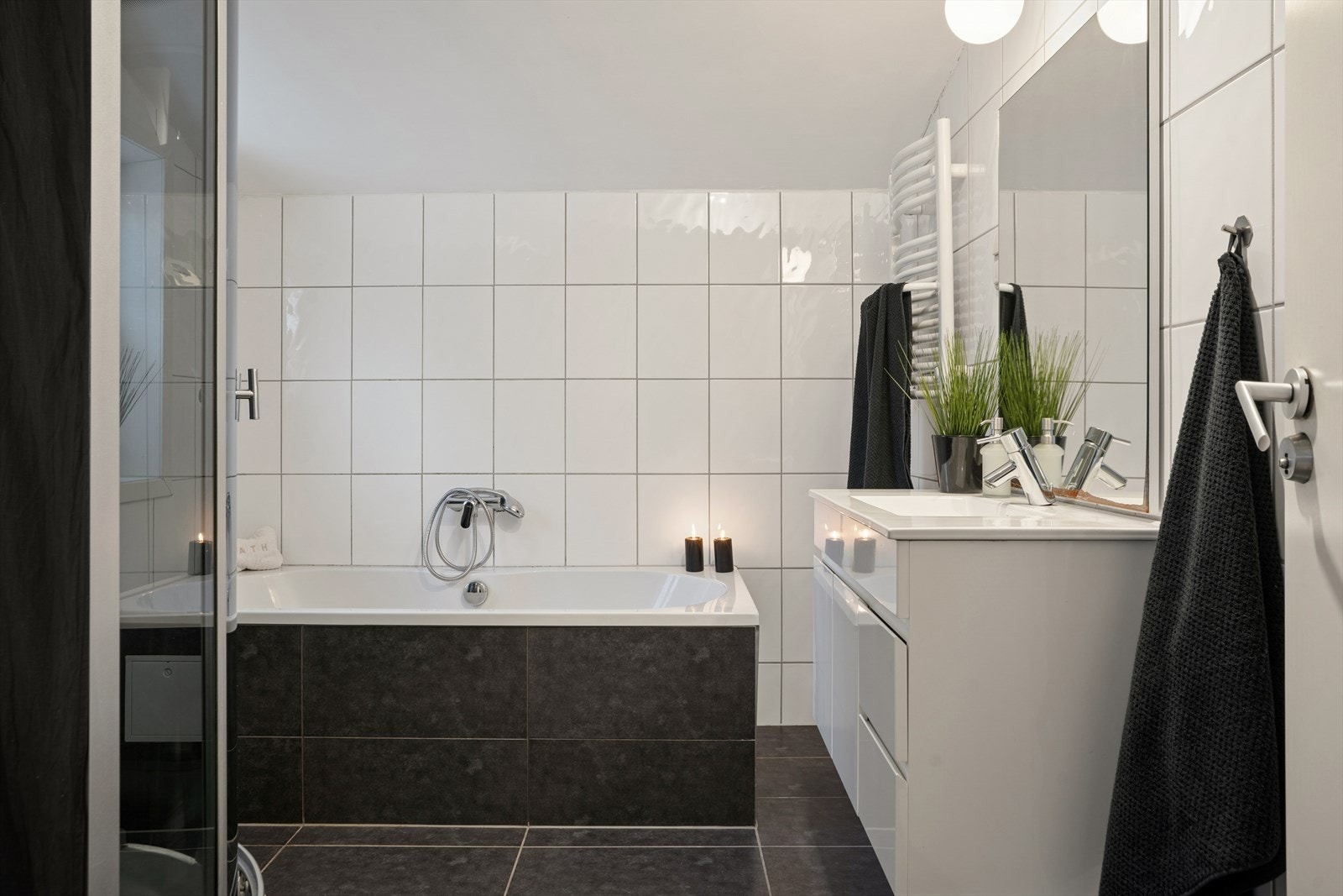 Innredningen består av baderomsinnredning med slette, lyse fronter og speil med overlys. Galleribilde