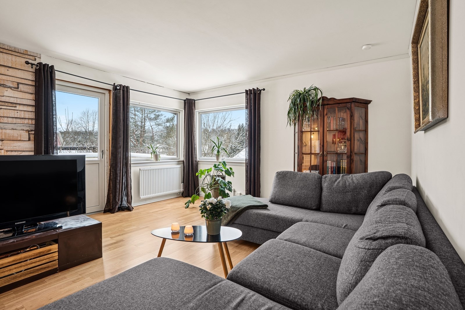 Fra stuen er det utgang til en solrik veranda på 13 m². Galleribilde