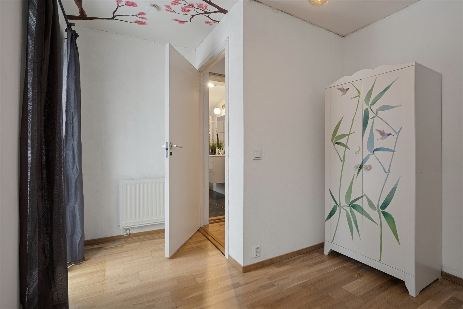 Soverommene har plass til seng, nattbord og annet ønskelig møblement. Galleribilde