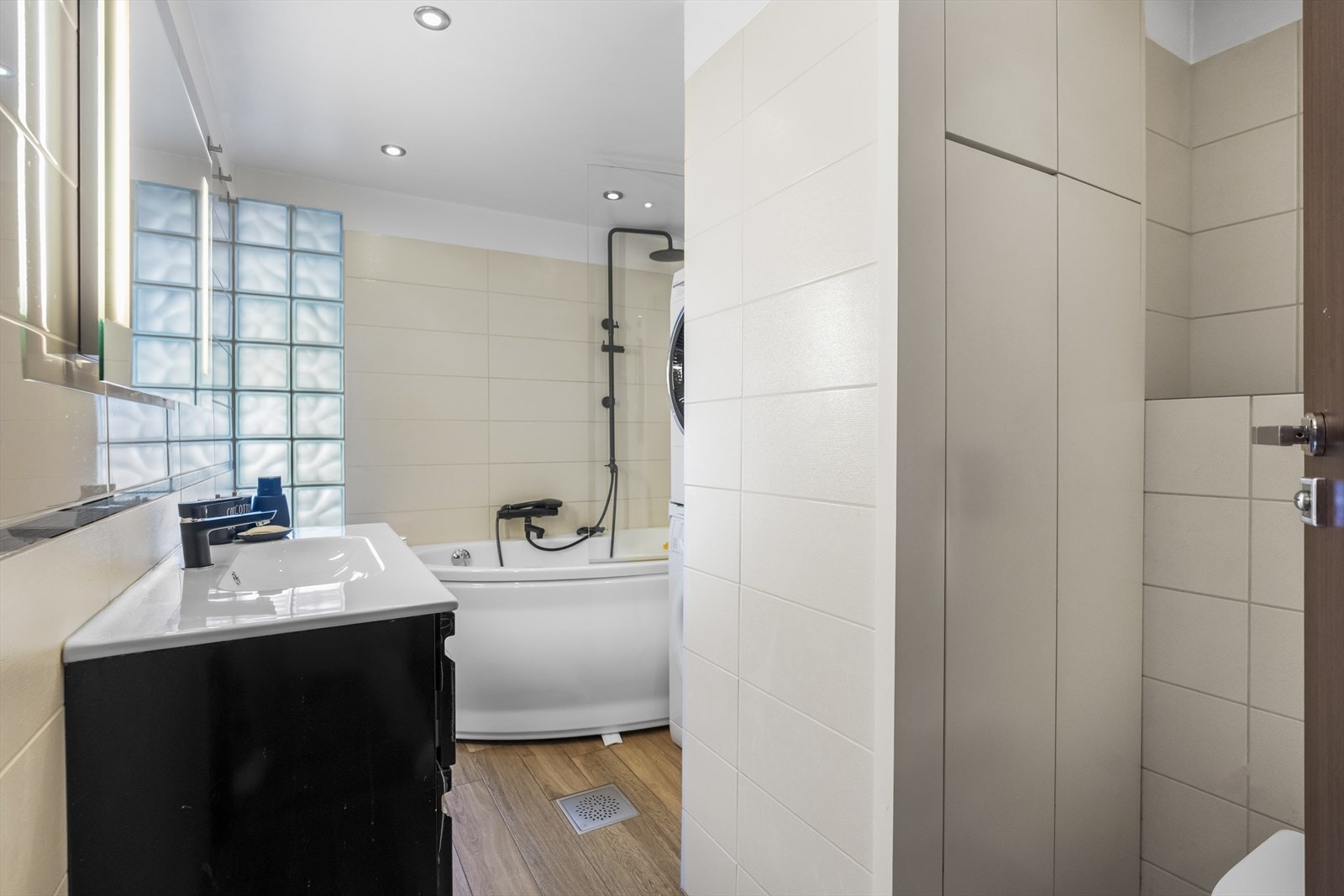 Badet ligger tilknyttet entréen og er av god størrelse. Rommet er innredet med lyse fliser. Galleribilde