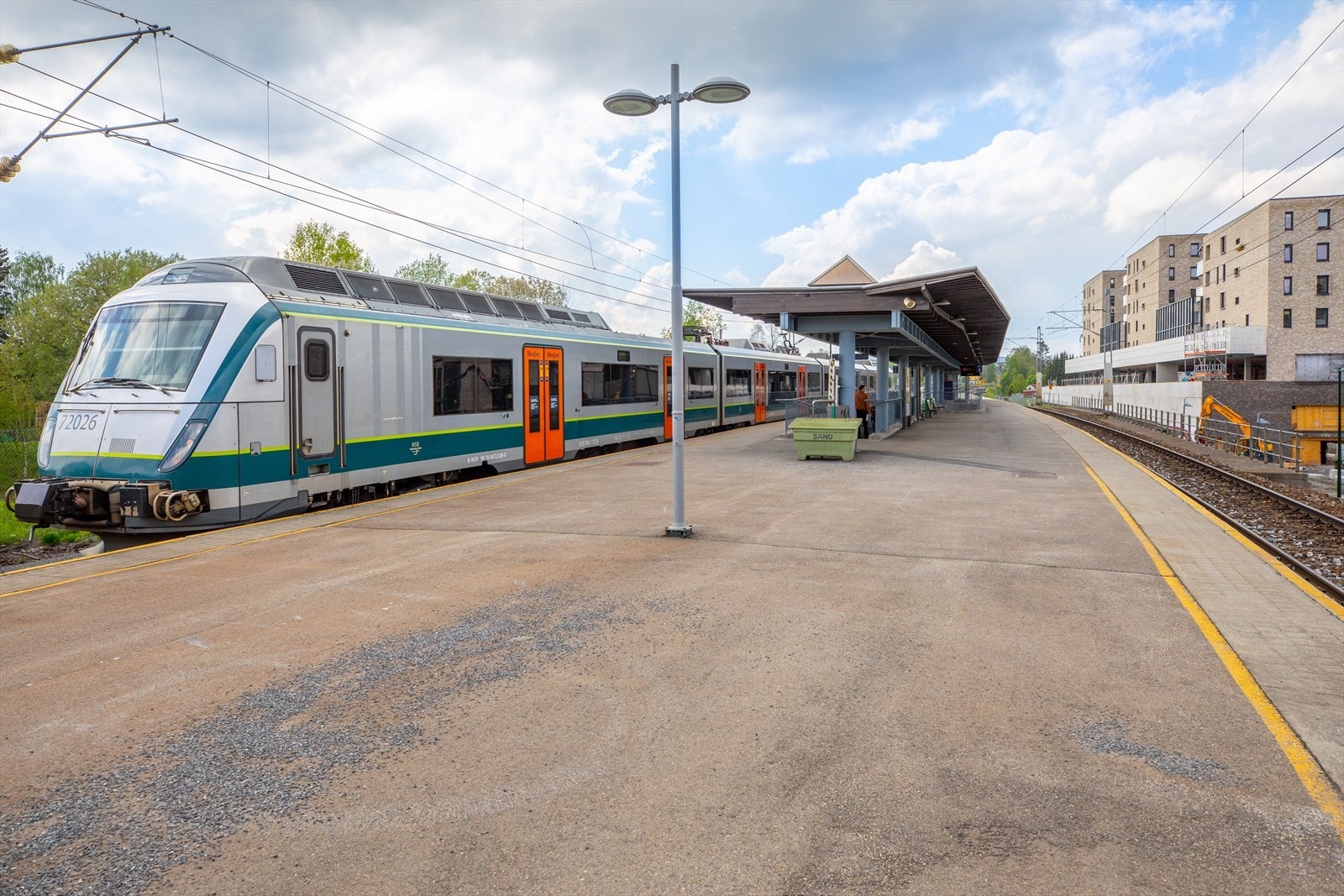 Ca. 10-15 minutters gange til Fjellhamar togstasjon med hyppige avganger til Lillestrøm og Oslo S. Ca. 20 minutter reisetid til Oslo S. Galleribilde