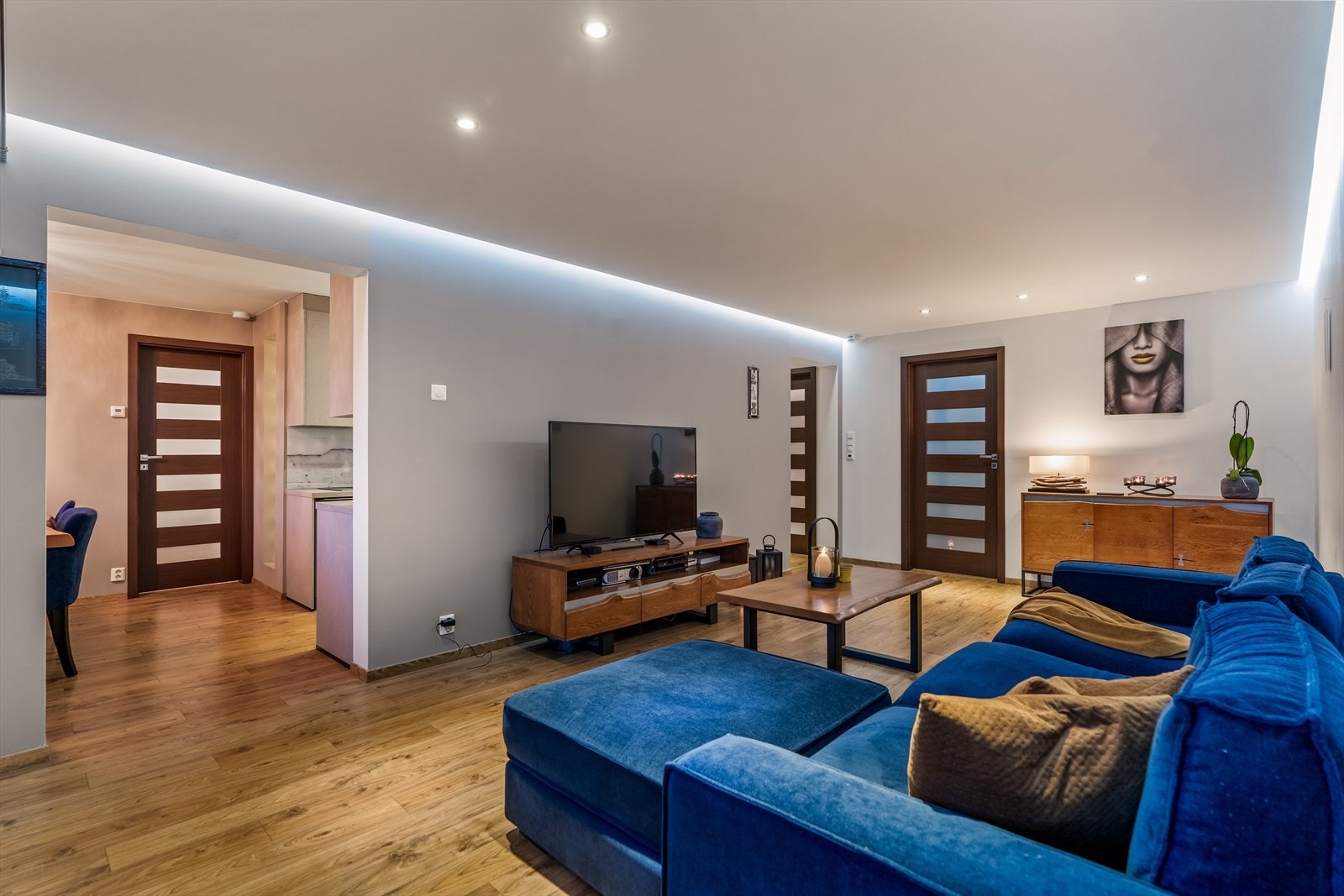 Stor og romslig stue med downlights i himling Galleribilde