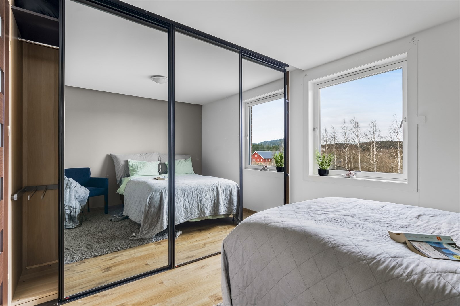 På to av soverommene er utstyrt med skyvedørsgarderobe med speilfronter Galleribilde