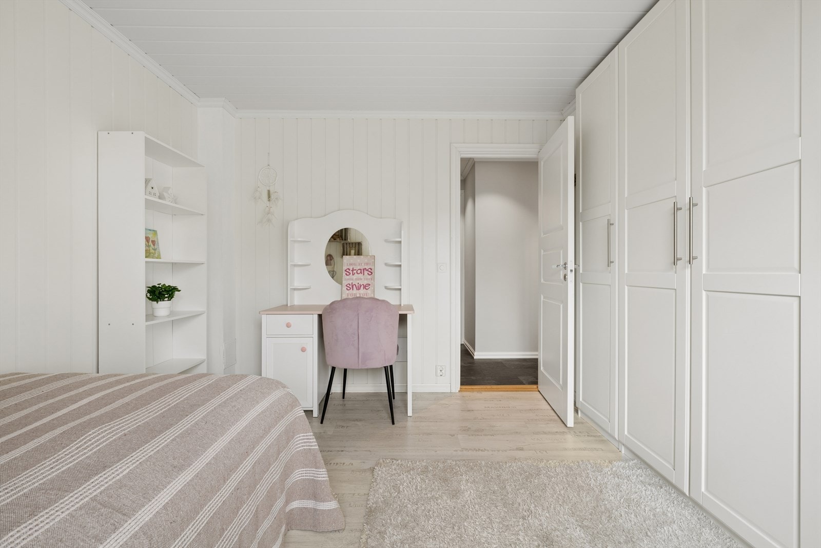 Det var tidligere en innvendig bod i rommet der pult og bokhylle er, som eier har fjernet. Galleribilde
