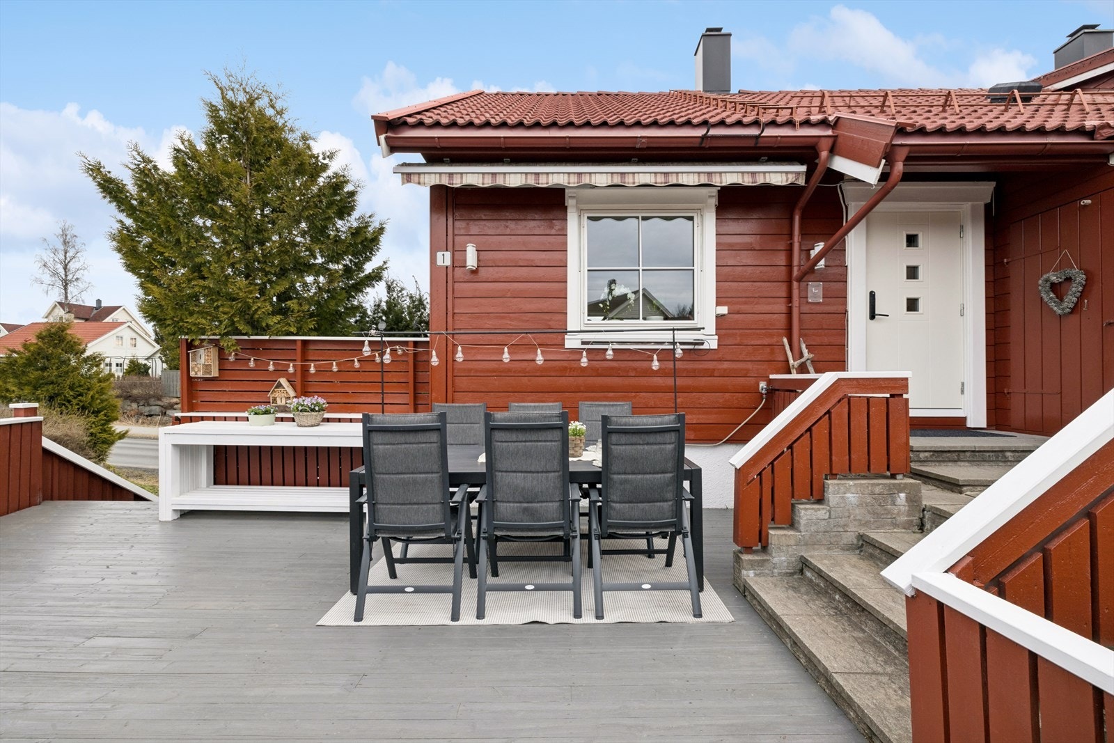Fin uteplass i front ved inngangspartiet. Galleribilde