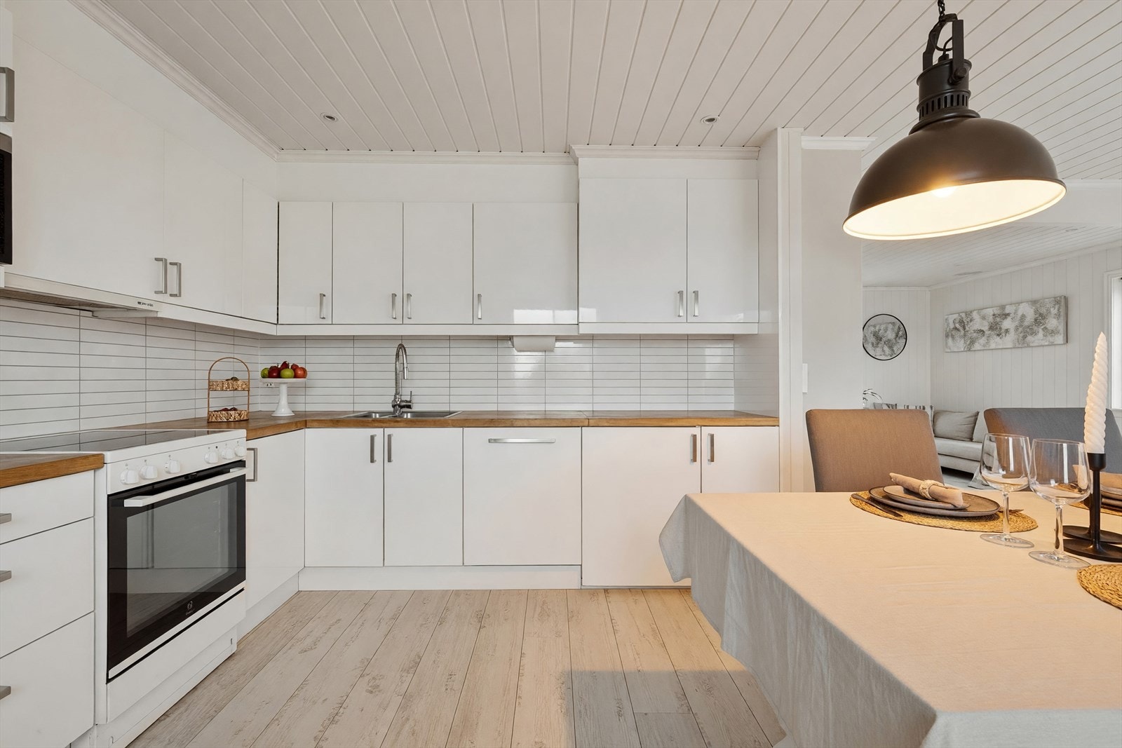 Spisestuen har sin naturlige plassering i forlengelsen av kjøkkenet. Galleribilde