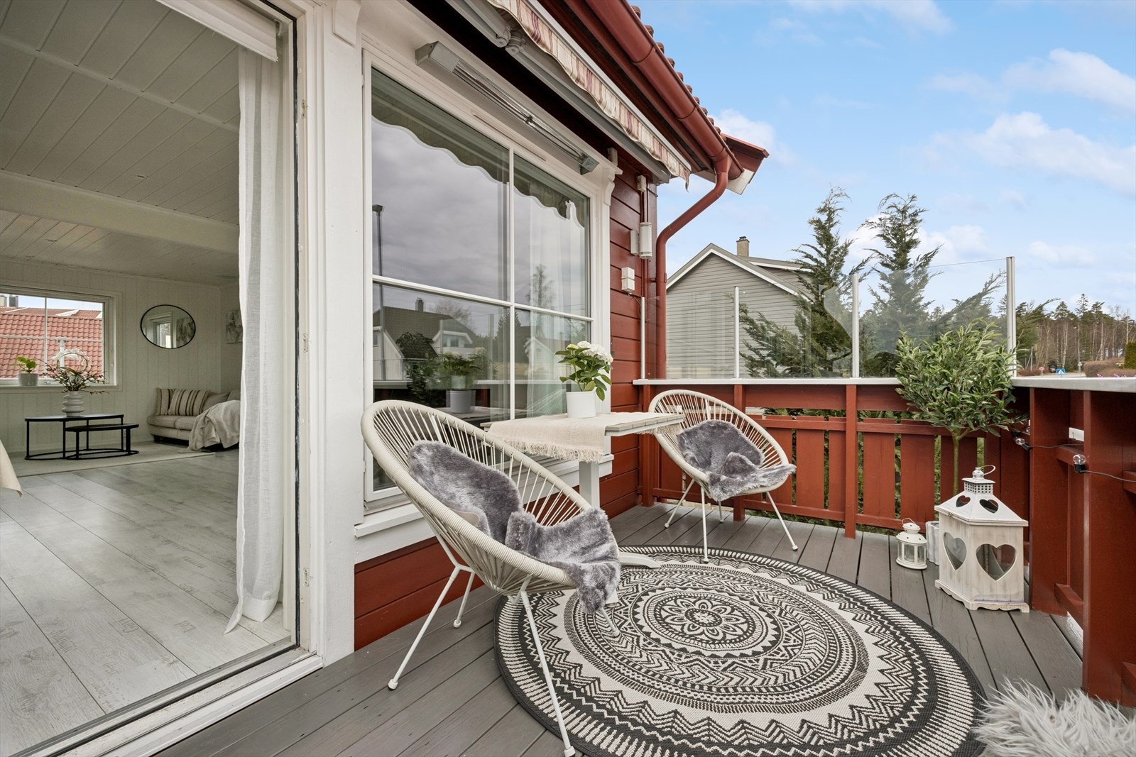 Fra stuen er det utgang til en flott veranda, med god plass til møblement. Galleribilde