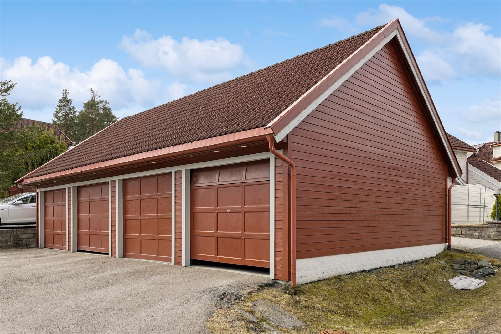 Garasjen til høyre følger boligen. Galleribilde