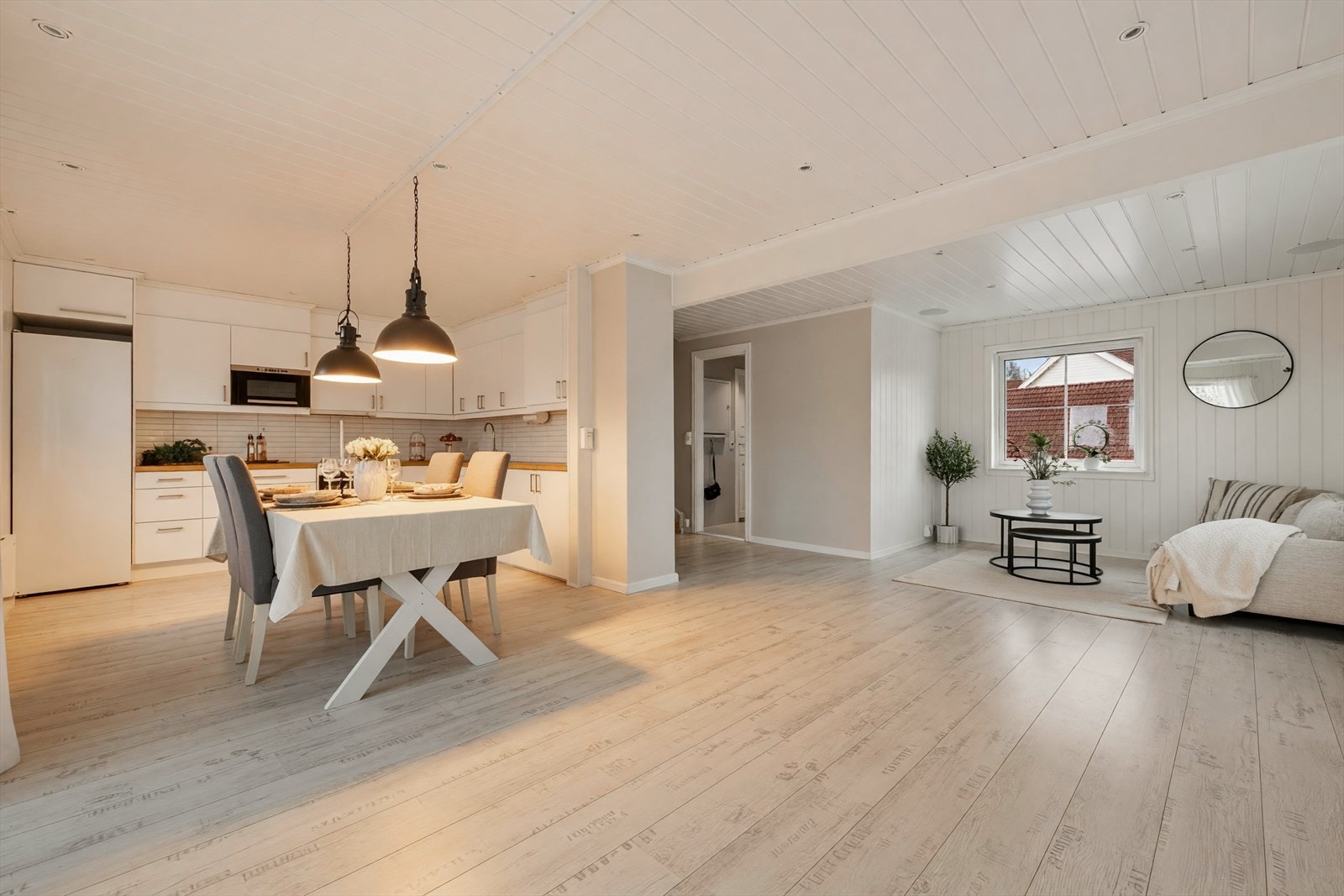 StuerVidere kommer du inn i boligens store, innbydende allrom. Galleribilde