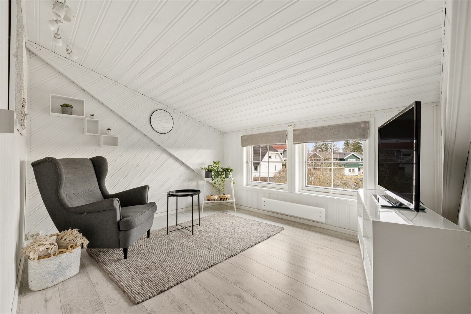 Loftetasjen er innredet med loftstue, et ypperlig supplement til stuen i hovedetasje. Galleribilde