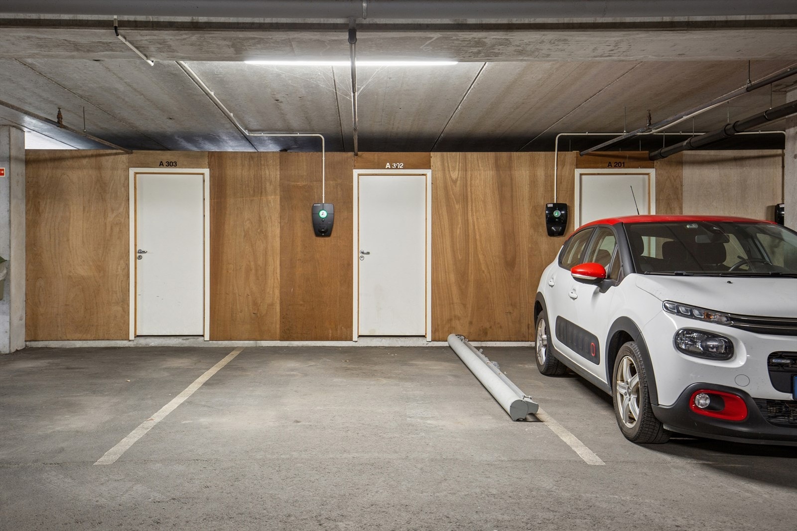 Egen parkeringsplass med elbillader i lukket anlegg. Sportsbod i tilknytning til plassen. Galleribilde