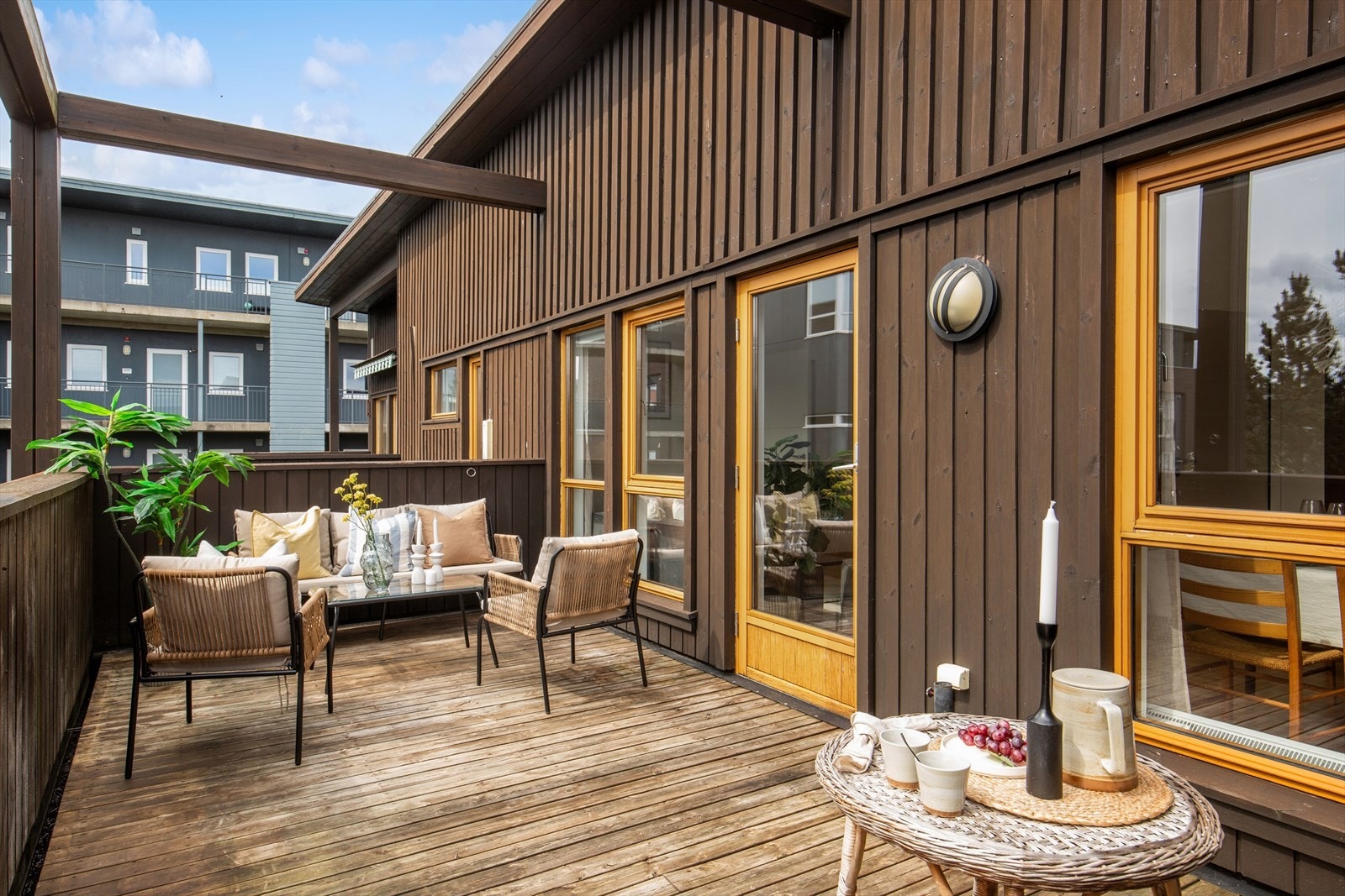 Fra stuen er det utgang til en stor balkong på ca. 18 m² med god plass til utemøbler. Galleribilde