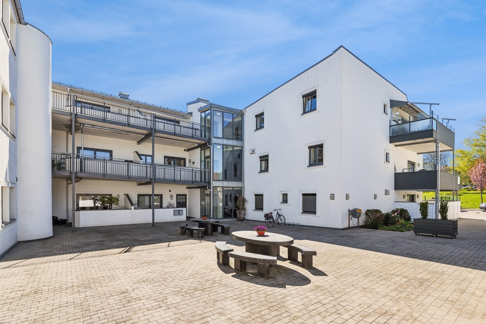Sameiet har en flott felles bakgård med sittegrupper og nydelige beplantning med blomster i sommerhalvåret. Galleribilde