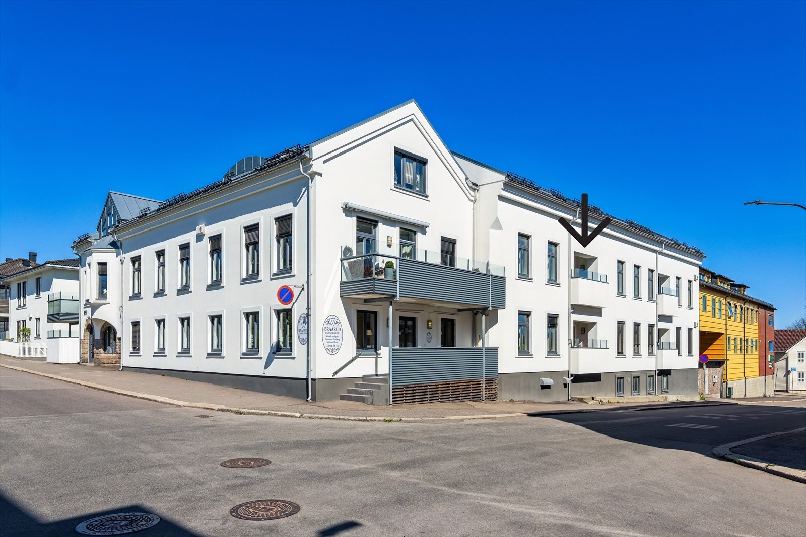 Fasade med den østvendte balkongen vist med pilen. Galleribilde