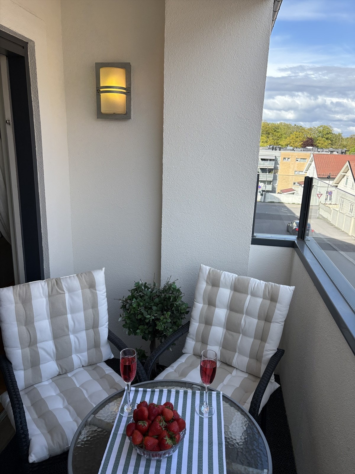 Overbygget balkong med formiddagssol. Galleribilde