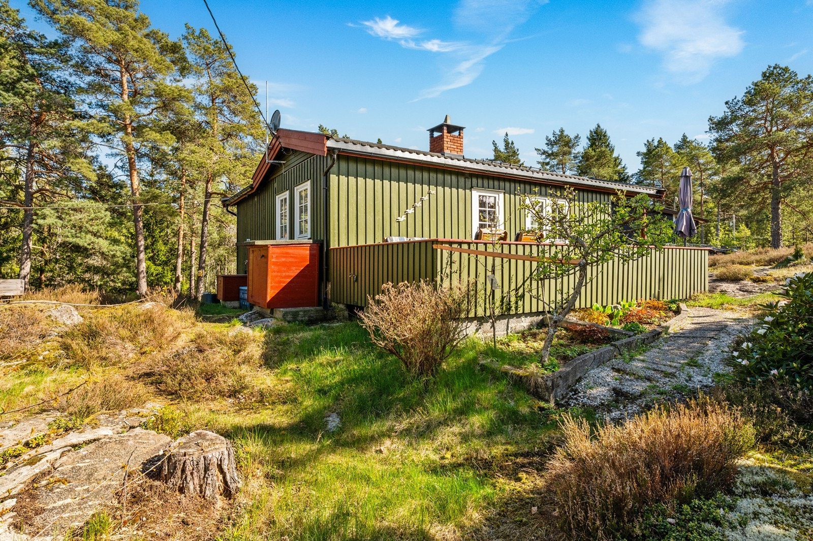Tomten er opparbeidet med noe gressplen og beplantning, og har ellers synlig fjell og naturpreg. Galleribilde