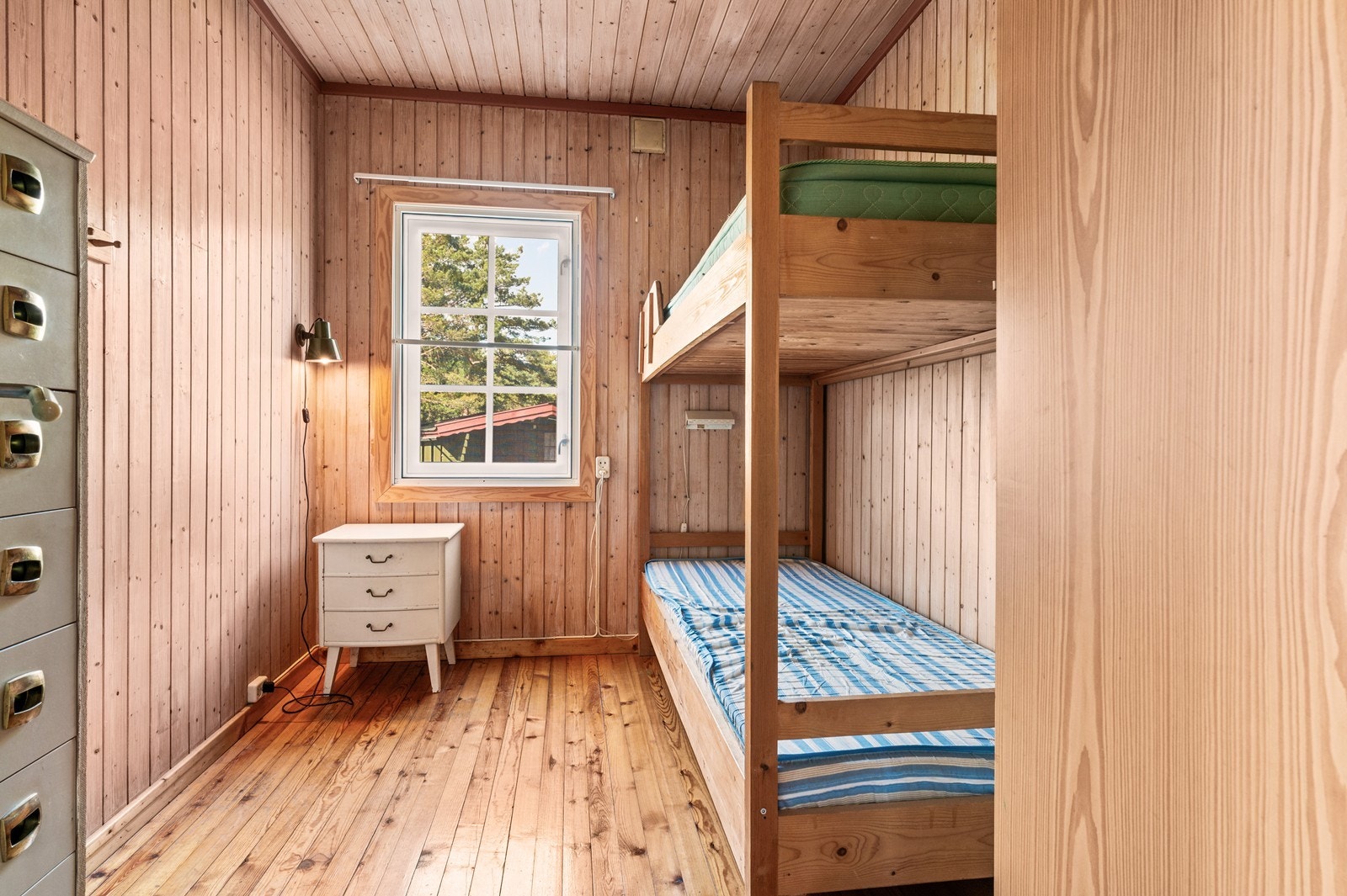 Hytta har to soverom. Dette soverommet har plass til køyeseng. Galleribilde