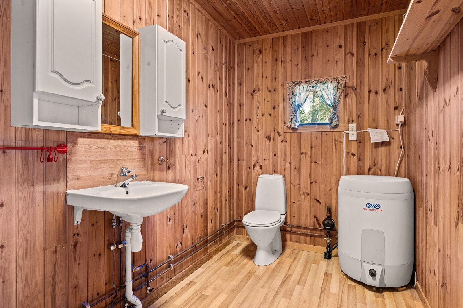 Badet er utstyrt med servant, gulvfestet toalett og en varmtvannsbereder på 120 liter fra 2021. Galleribilde