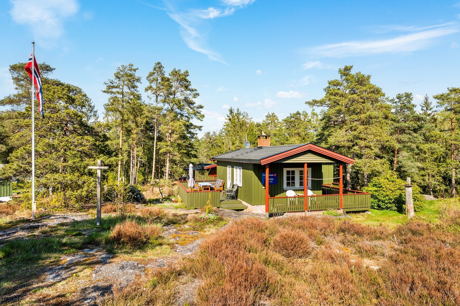 Fritidsboligen har gjennomgått betydelige oppgraderinger, med taktekking fra ca. 2022 og de fleste vinduer skiftet i 2023. Galleribilde