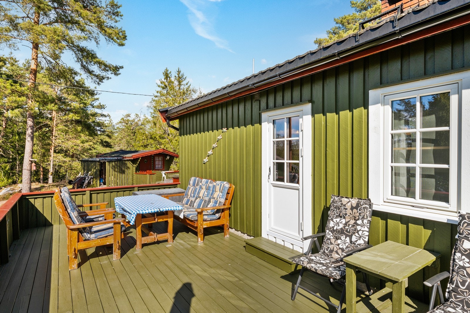 Terrassen er et naturlig samlingspunkt på varme dager, med direkte utgang fra hytta. Galleribilde