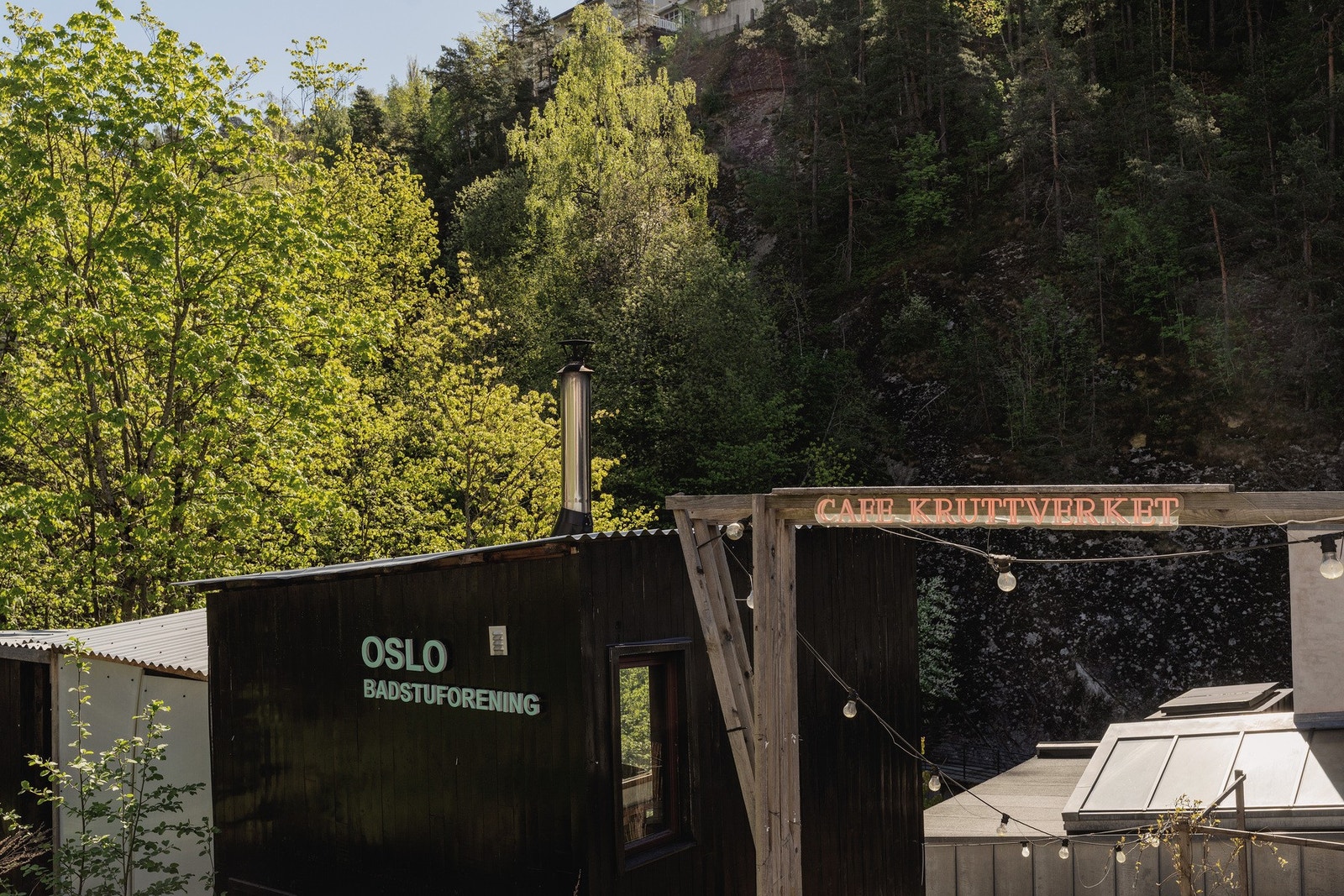 Oslo Badstuforening - Kroloftet er Norges største badstuforening, vakkert plassert ved Alnaelva. Jurten og Svarttrosten er åpne fra og med onsdag til og med søndag. De rommer 14 personer hver. Galleribilde