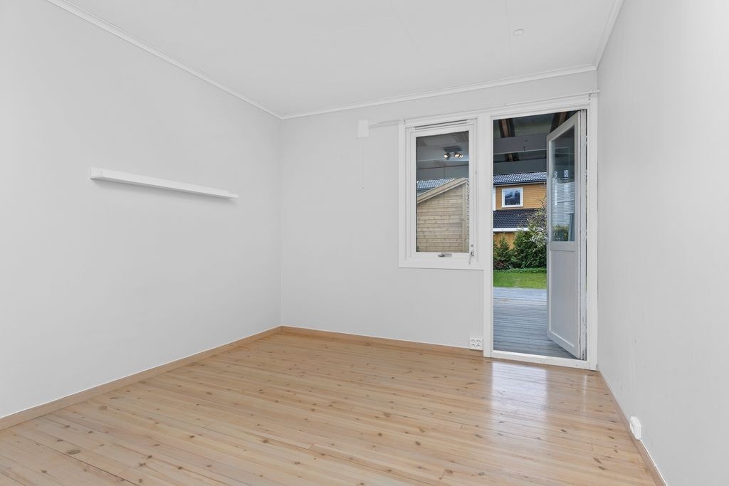 Dette soverommet er av god størrelse og har direkte tilknytting til platting og uteområde i front Galleribilde