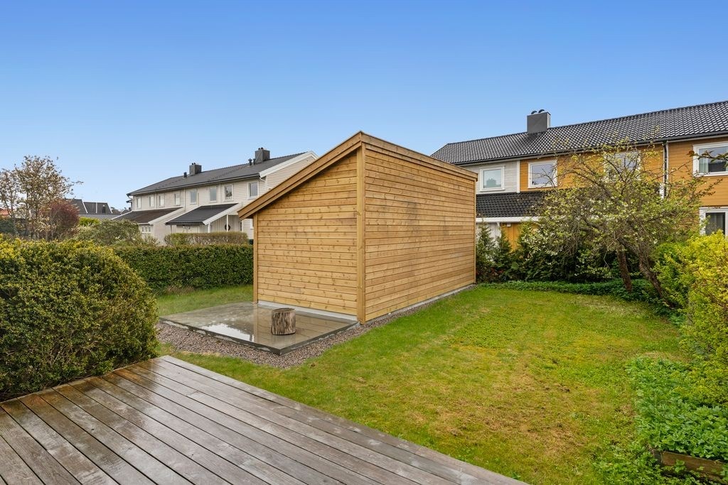 Nybygget redskapsbod til erstatning for eldre bodrekke langs boligens yttervegg - Se under punkt "tomt" i salgsoppgave for mer informasjon. Galleribilde