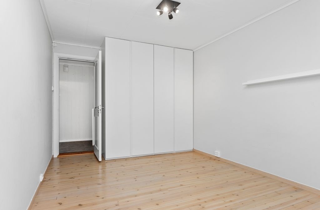 Soverom 2 av 2 - Også her har man god plass til større seng og garderobeskap Galleribilde