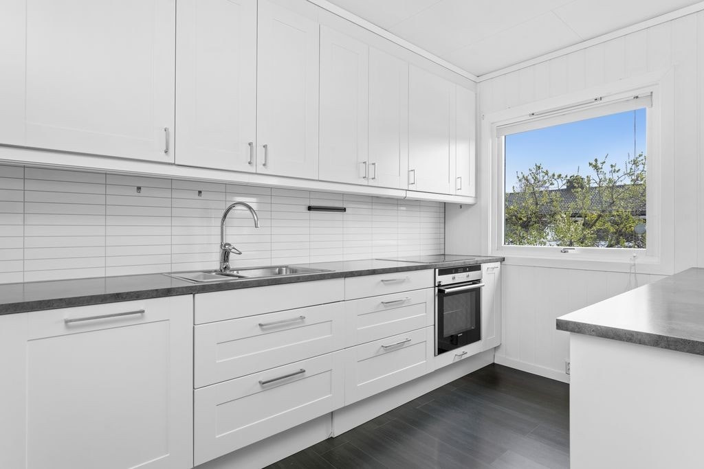 Profilert innredning med laminat benkeplate. Galleribilde