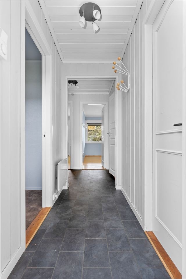 1. etasjen består av 2 boder, entré, bad, gang og 2 soverom Galleribilde