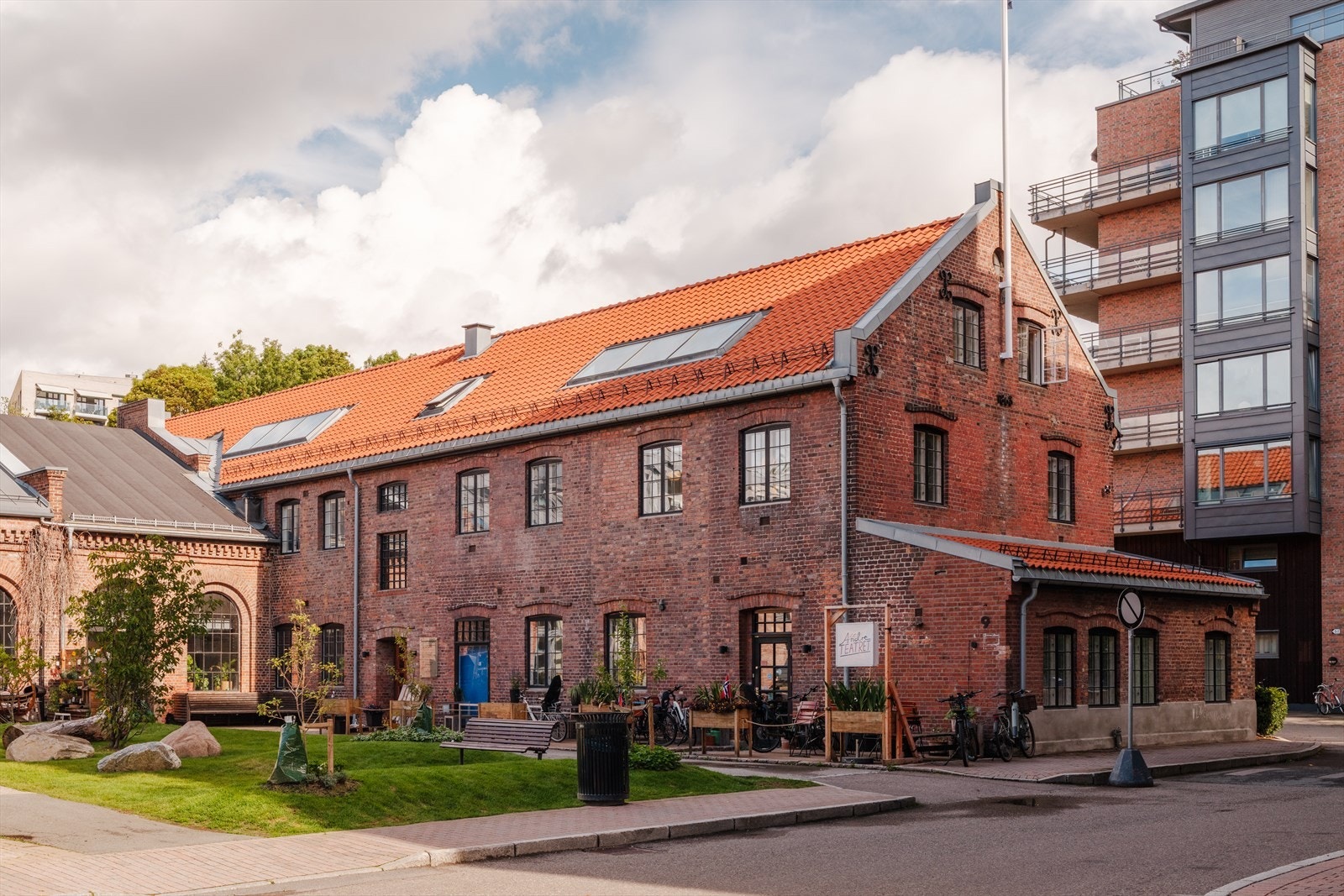 Her finner du også koselige Villa Paradiso og kulturelle innslag på Det Andre Teateret. Galleribilde