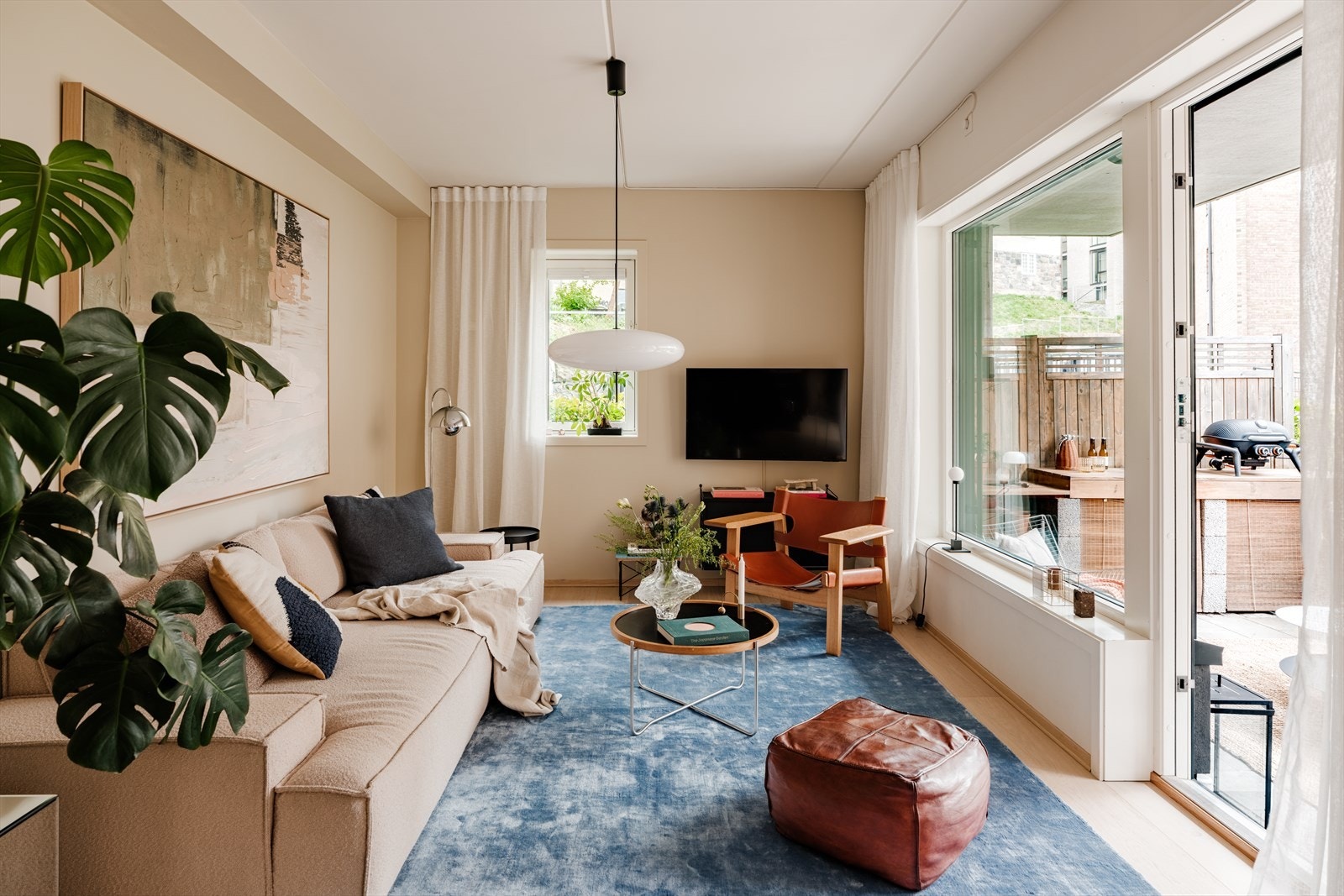 Lys og luftig stue hvor det er god plass til sofa, TV-møblement og øvrig møblement Galleribilde