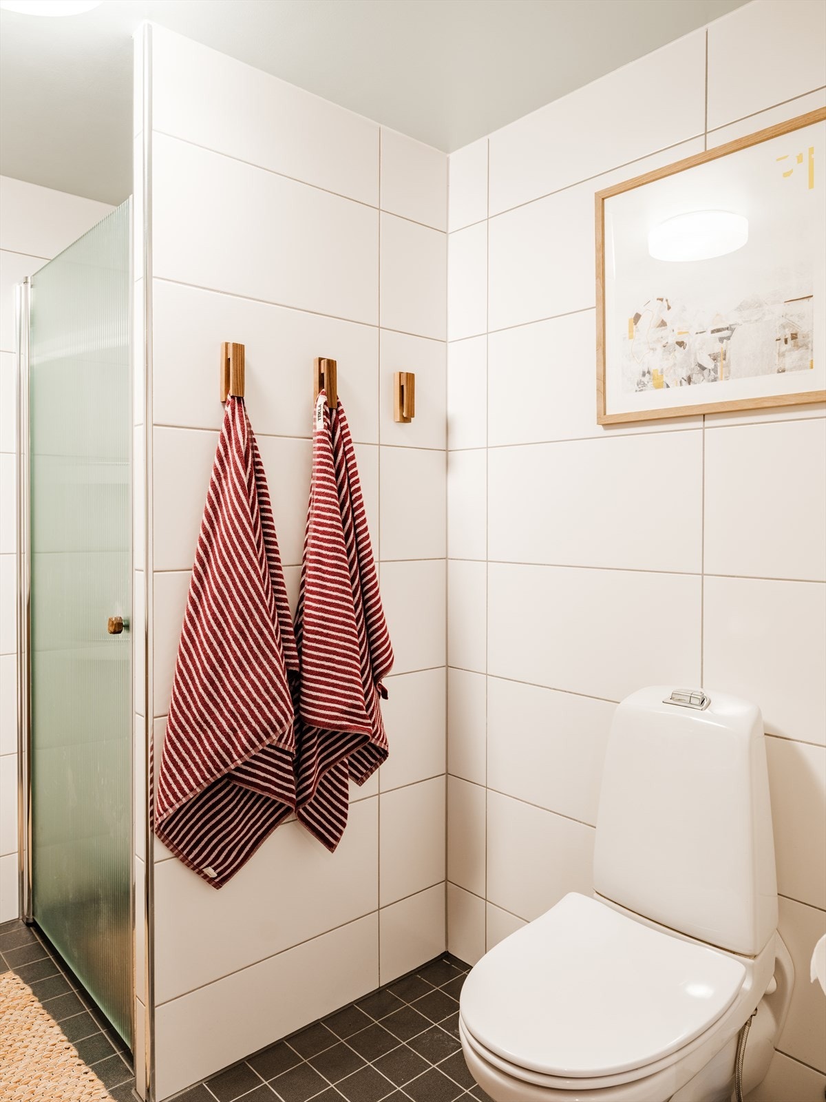 Det er videre behagelig gulvvarme, opplegg for vaskemaskin, og rommet er tilkoblet mekanisk avtrekk Galleribilde