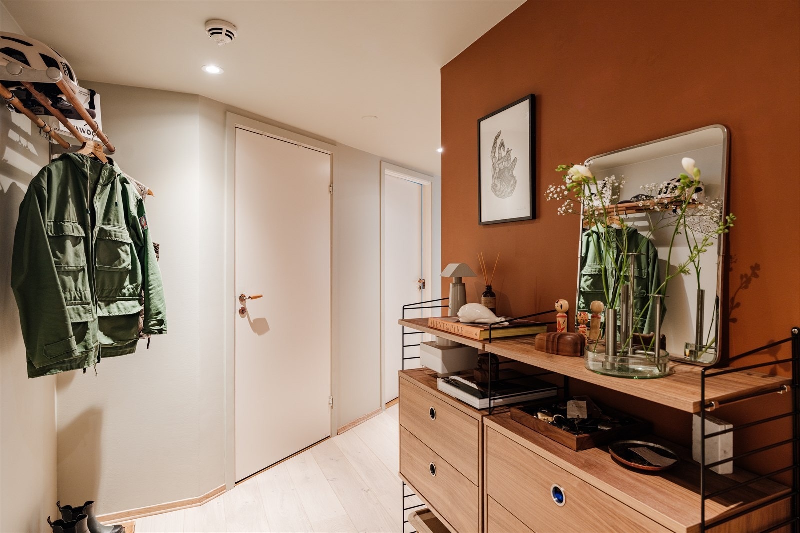 Innbyende og romslig entré med plass til oppheng av yttertøy og oppstilling av sko. I tillegg har man tilgang til en innvendig bod som sørger for ekstra oppbevaringsplass Galleribilde