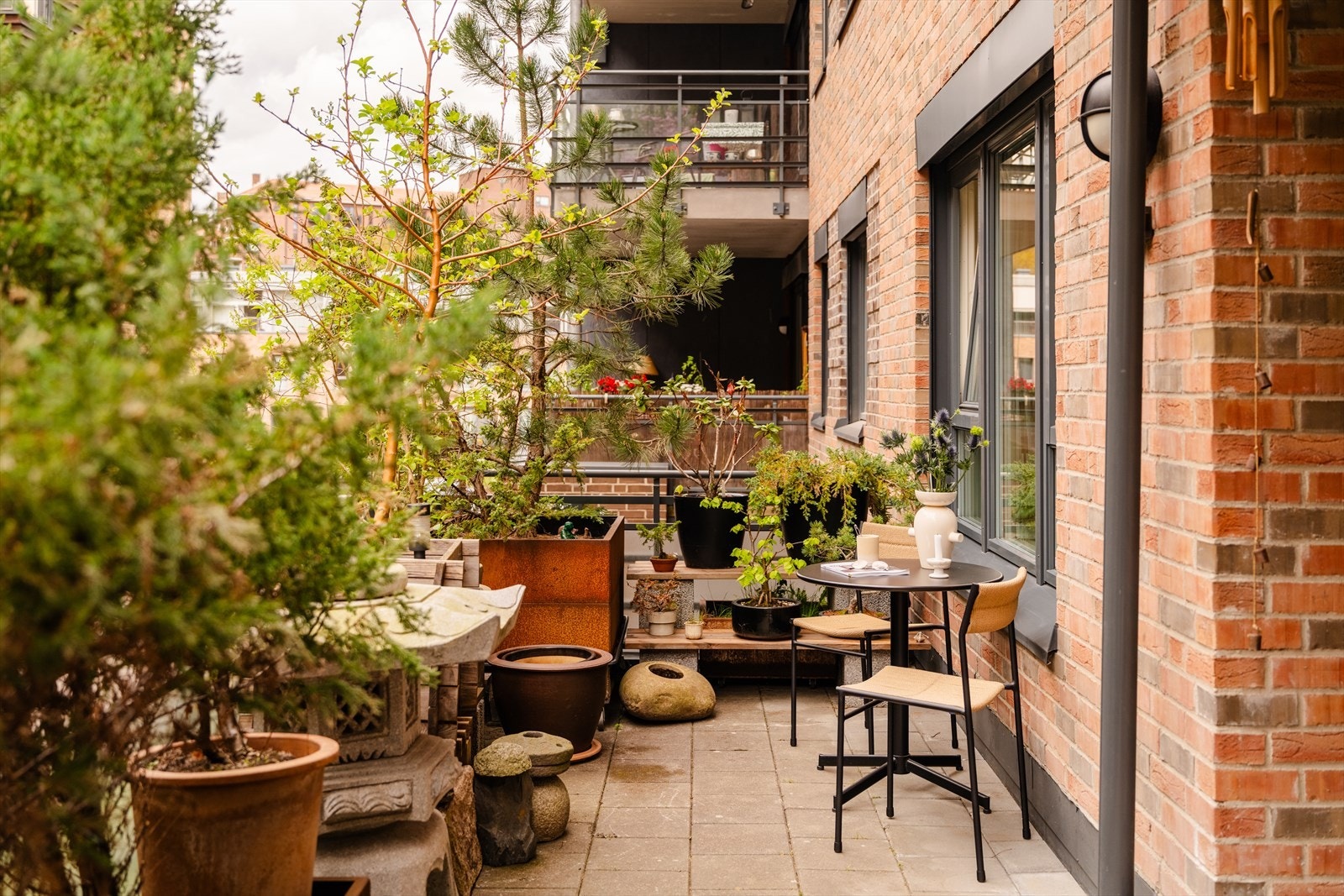 Terrassen er et fantastisk uterom med god plass til flere sittegrupper, spiseområde, grill og frodige planter Galleribilde