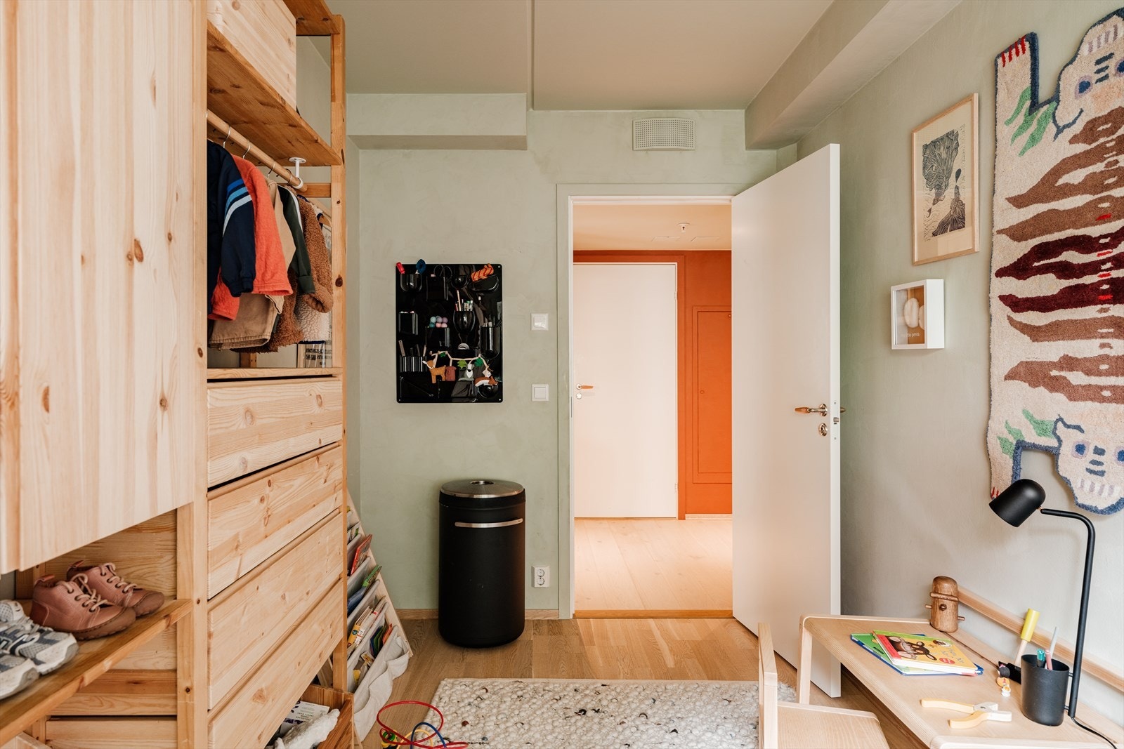 Rommet har plass til både seng og garderobe, og den nøytrale stilen gjør det enkelt å tilpasse etter behov Galleribilde