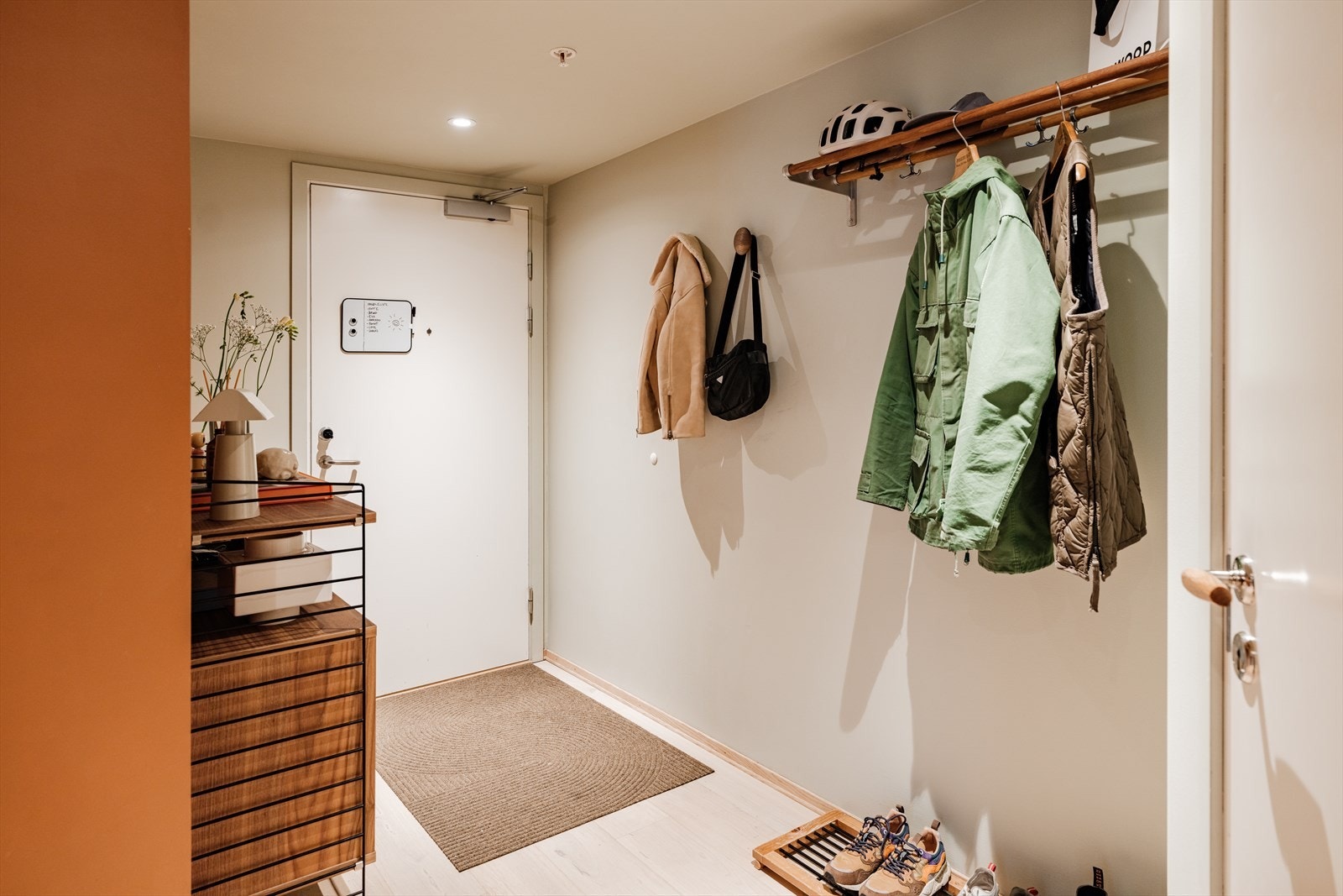 Boligen ligger fint til i første etasje, med enkel adkomst til leiligheten. Det er også heis i bygget som tar deg ned til garasjeanlegget. Galleribilde