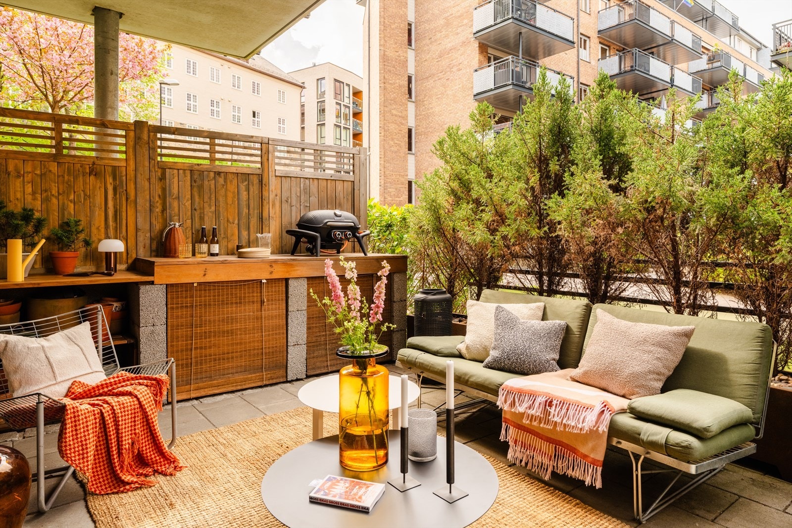Smakfull og moderne 3-roms hjørneleilighet fra 2013, i første etasje med stor terrasse, heis og garasjeplass. Galleribilde