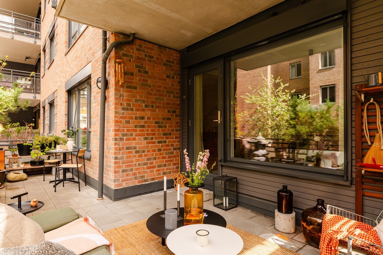 Fra stuen er det direkte utgang til en stor terrasse på ca. 26 m² Galleribilde