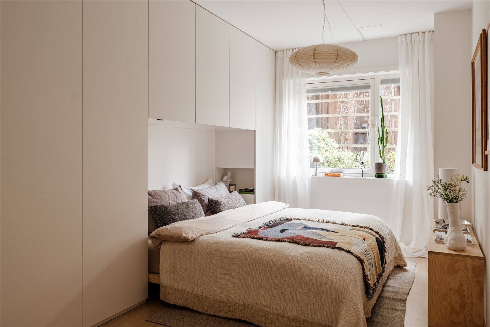 Romslig hovedsoverom med god plass til dobbeltseng og tilhørende møblement Galleribilde
