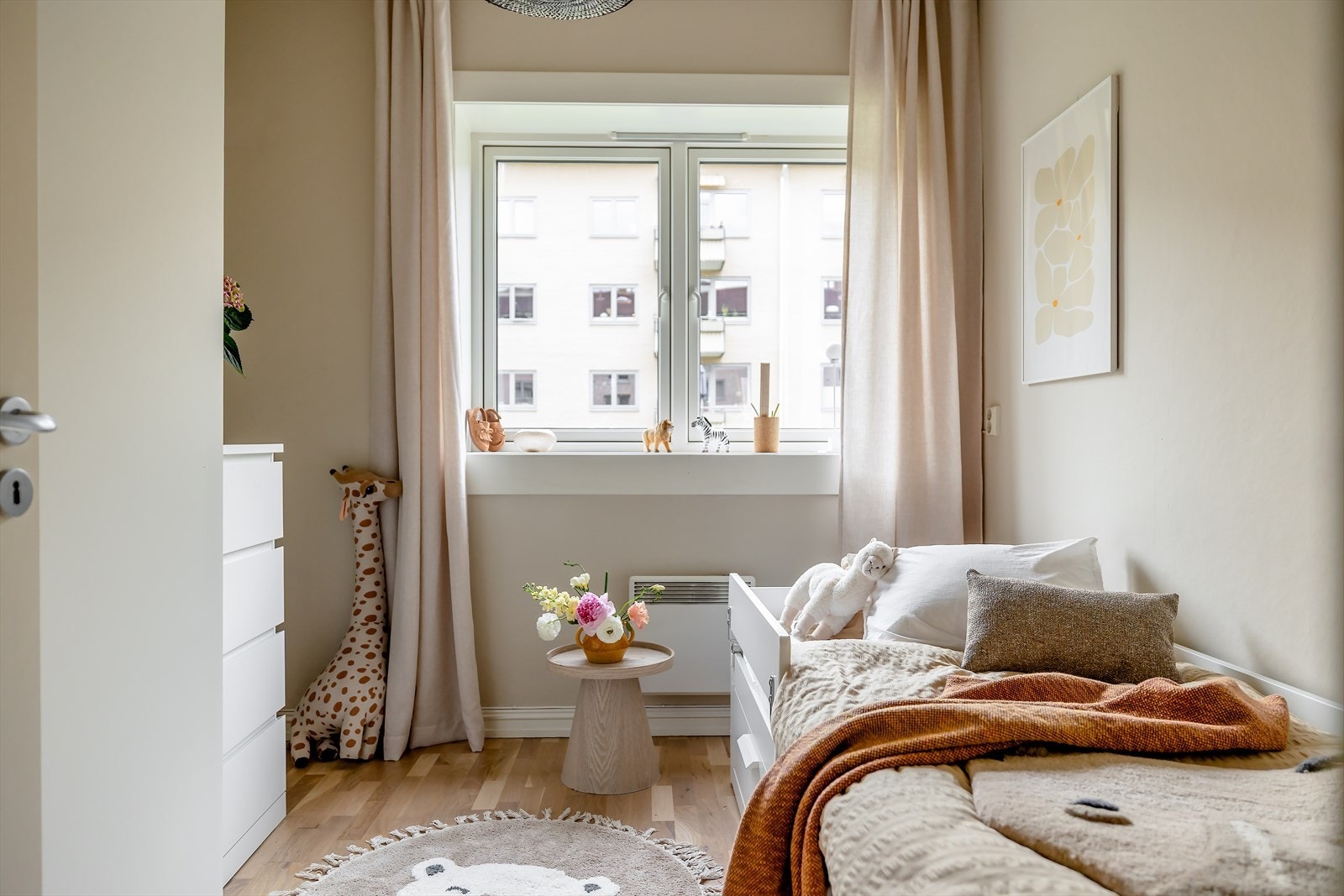 Store vindusflater slipper inn rikelig med naturlig lys. Her kan du innrede etter ønske/behov! Galleribilde