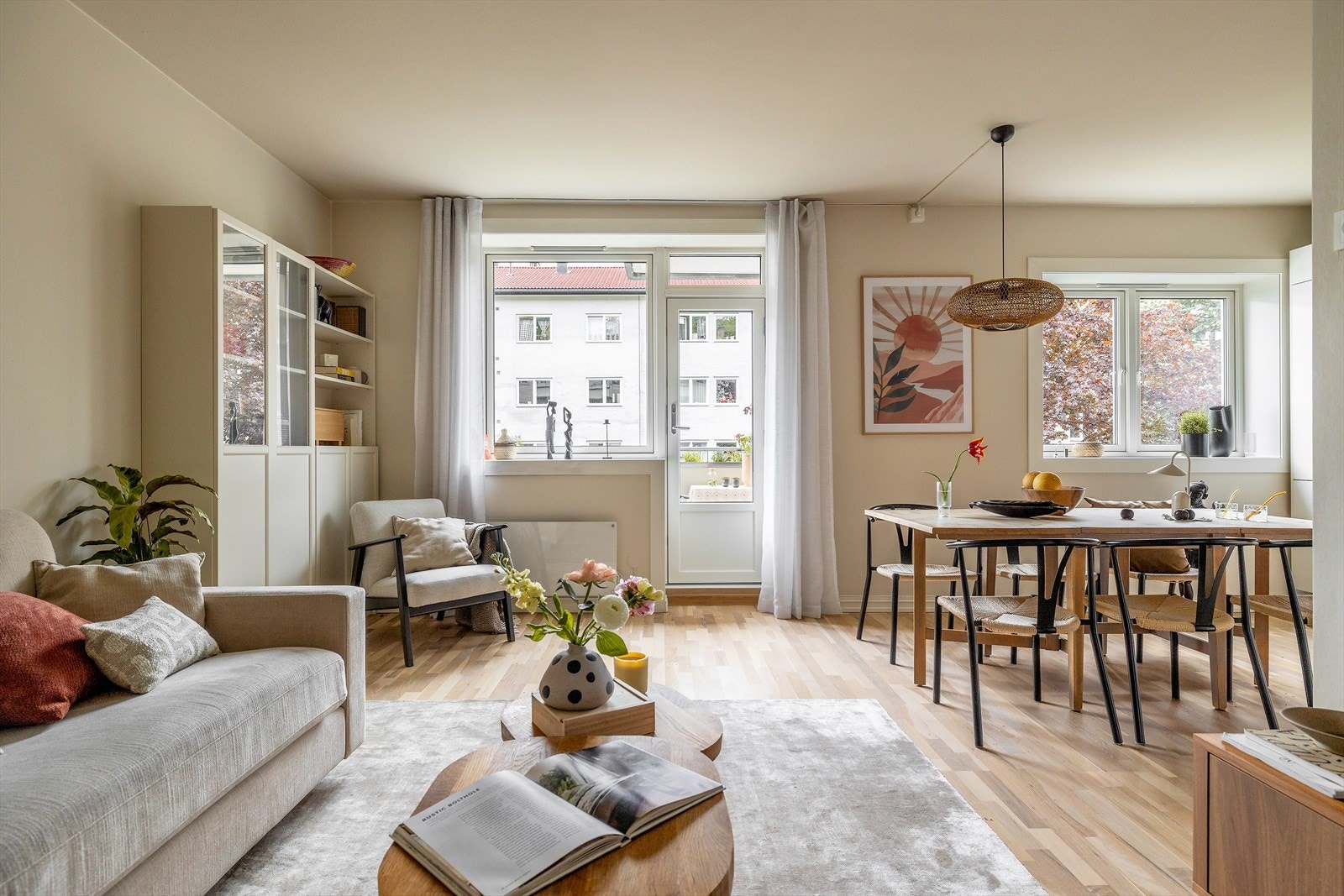 Nordvik v/ Irina Bjørnhaug har gleden av å presentere Helgesens gate 82E-En lys og innbydende 3-roms leilighet med en svært god/optimal planløsning. Foto: STUDIO OSLO Galleribilde