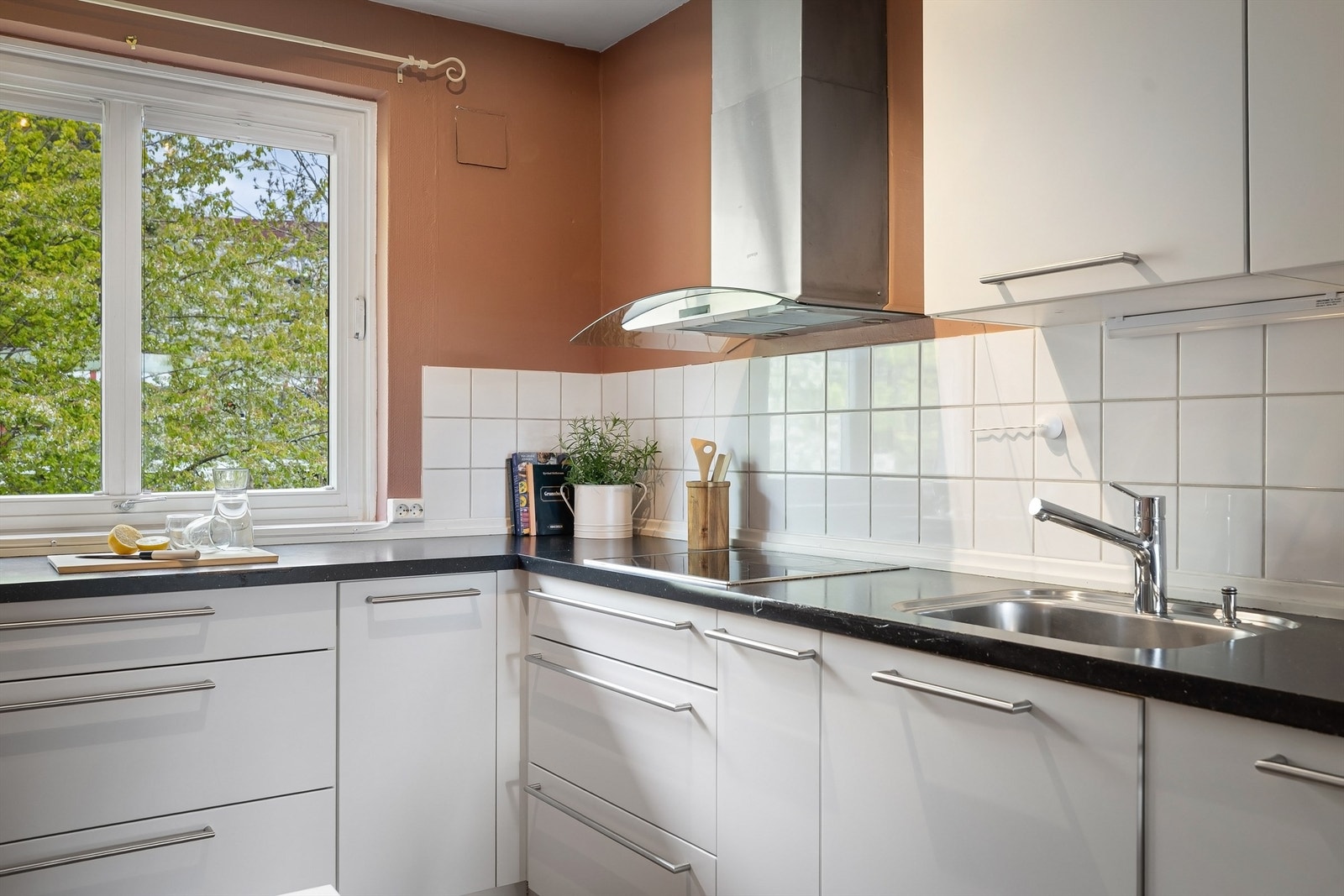 Kjøkkeninnredning med glatte fronter og laminat benkeplate med nedfelt vaskekum Galleribilde